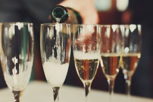 non alcoholic sparkling wine pouring